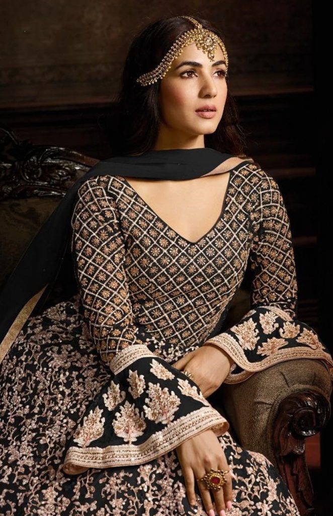 Balck and Gold Tie Back Anarkali Close Up
