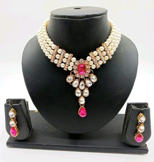 Pink and white necklace set image